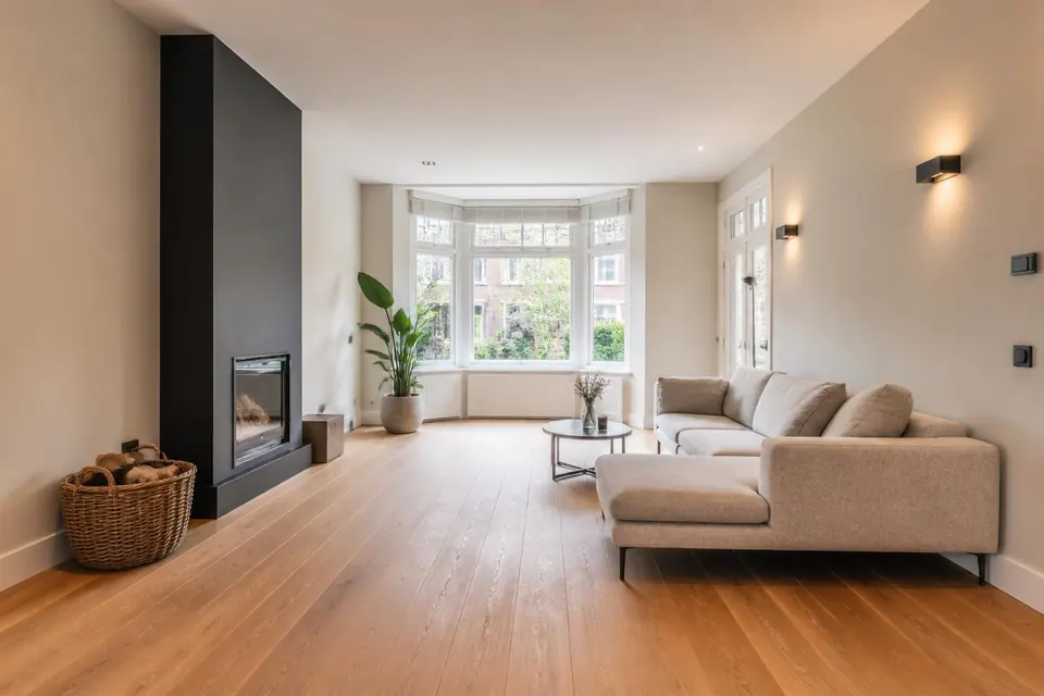 Afgewerkte woonkamer met eiken vloer op vloerverwarming boven een Isopact isolatievloer