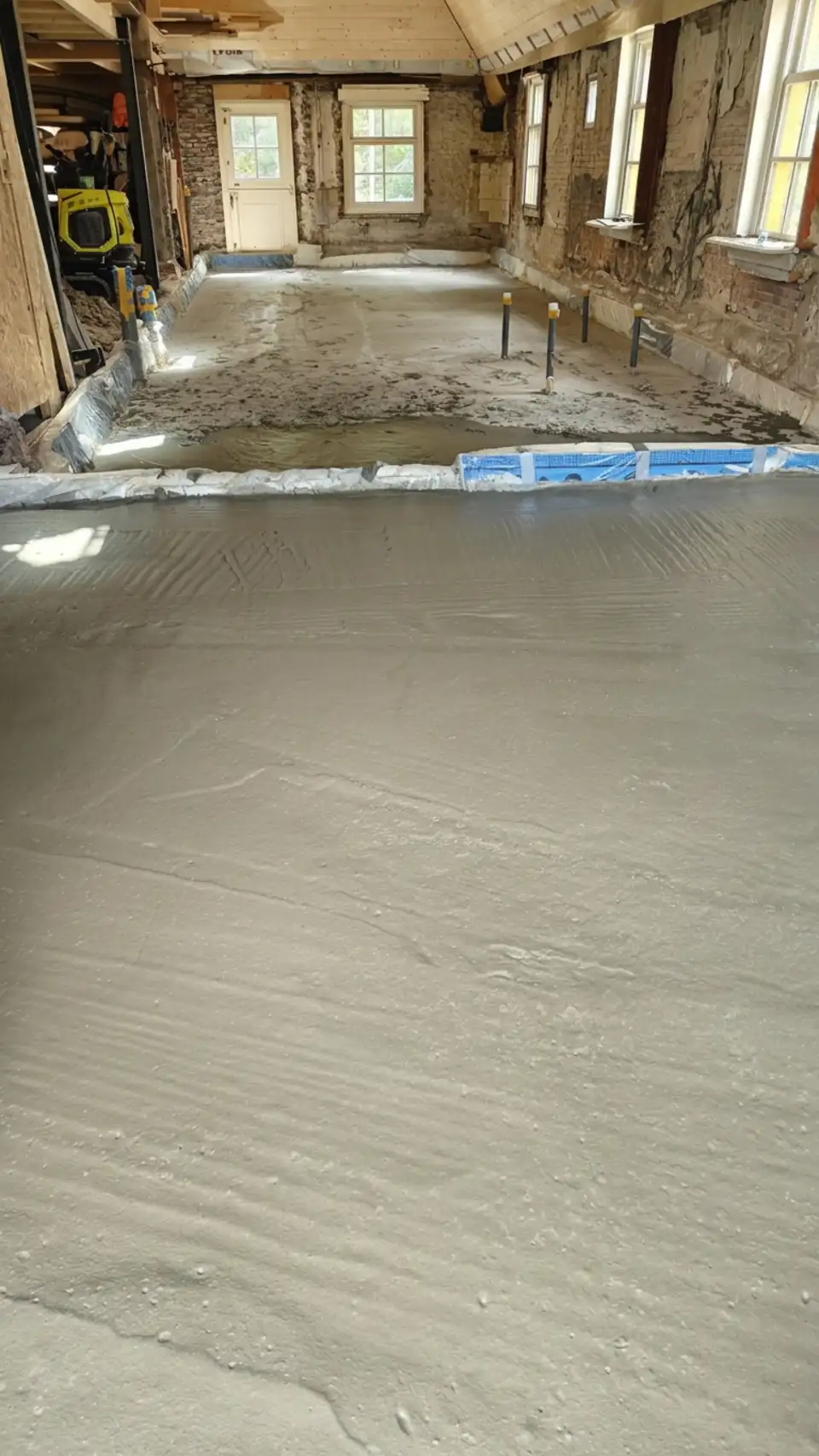 Renovatie van een monumentaal pand: verse Isopact cementgebonden isolatievloer gestort tussen originele bakstenen muren